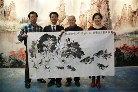 蒙娜麗莎集團董事張旗康、藝術總監陳捷與齊亮夫及其女兒在瓷藝館合影