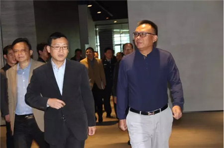 禪城區劉東豪書記在金意陶董事長何乾的陪同下參觀金意陶展廳