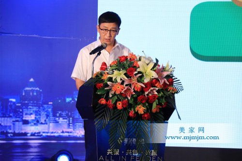 ▲菲爾敦瓷磚營銷總經理黃軍民演講