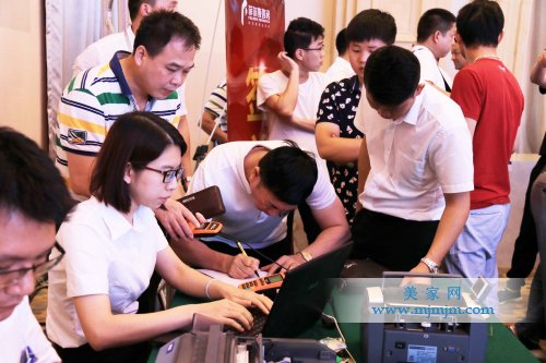 ▲一眾經銷商爭相下單