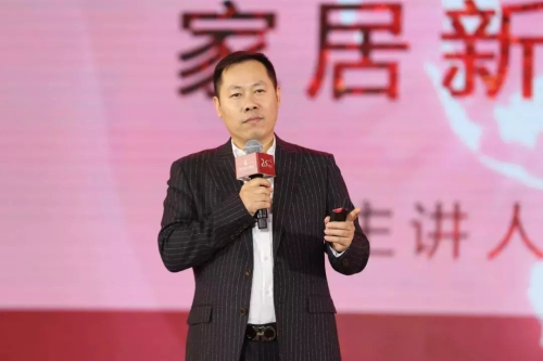 和君智業董事長張啟峰為在場的經銷商進行《新零售》培訓